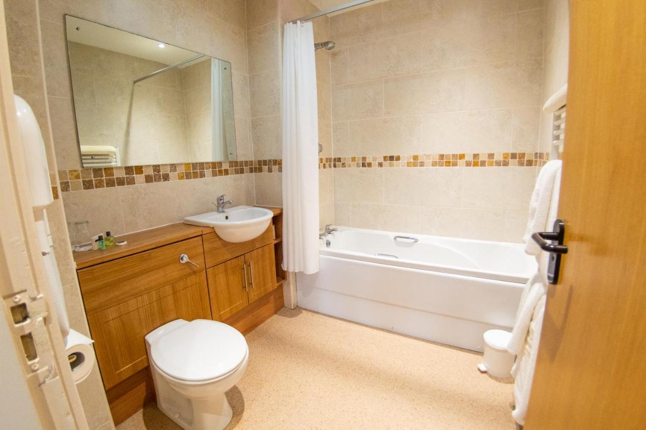 Burntwood Court Hotel بارنسلي المظهر الخارجي الصورة