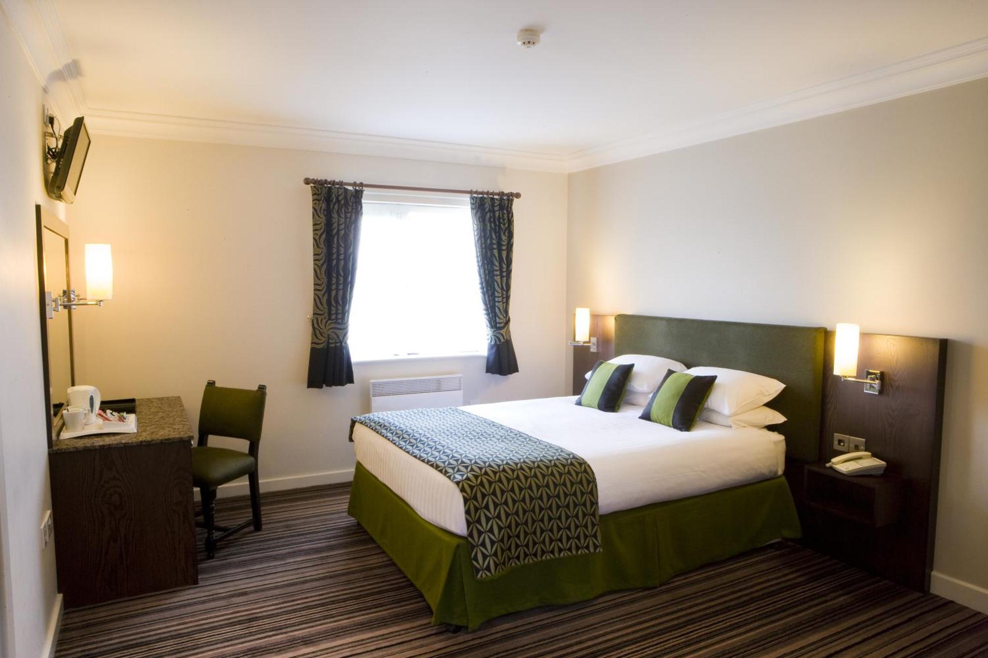Burntwood Court Hotel بارنسلي المظهر الخارجي الصورة