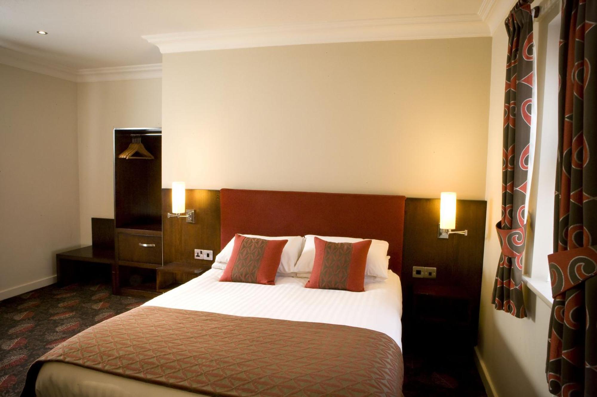Burntwood Court Hotel بارنسلي المظهر الخارجي الصورة