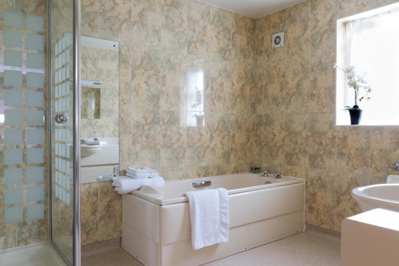 Burntwood Court Hotel بارنسلي المظهر الخارجي الصورة