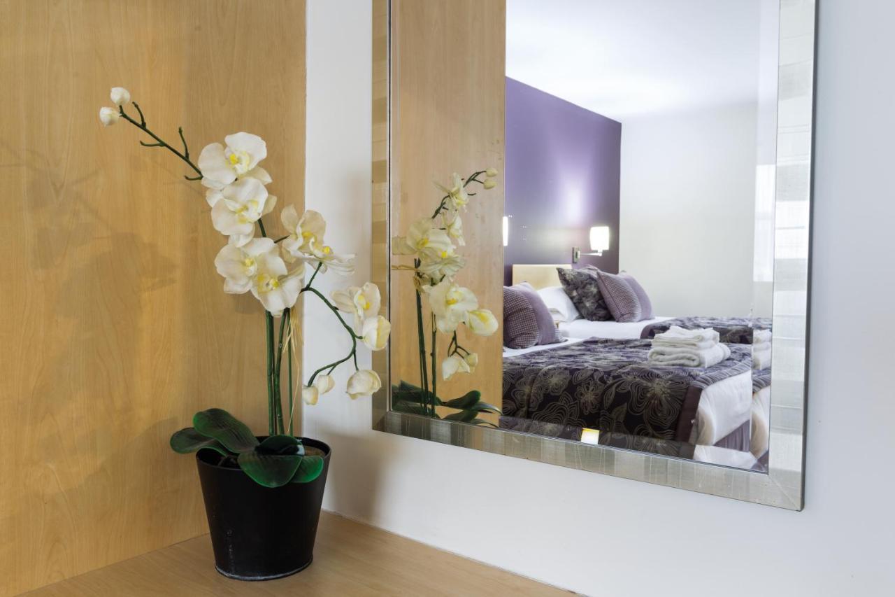 Burntwood Court Hotel بارنسلي المظهر الخارجي الصورة