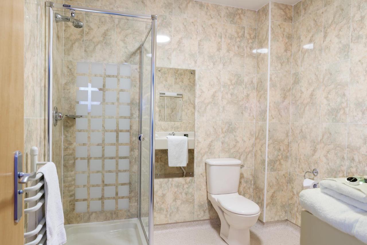 Burntwood Court Hotel بارنسلي المظهر الخارجي الصورة