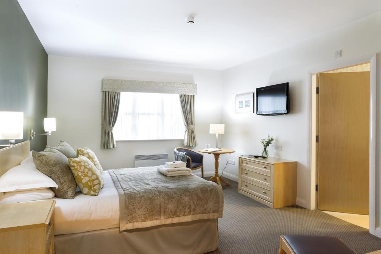Burntwood Court Hotel بارنسلي المظهر الخارجي الصورة
