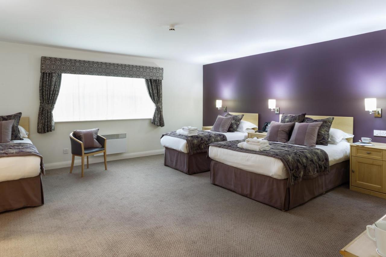 Burntwood Court Hotel بارنسلي المظهر الخارجي الصورة