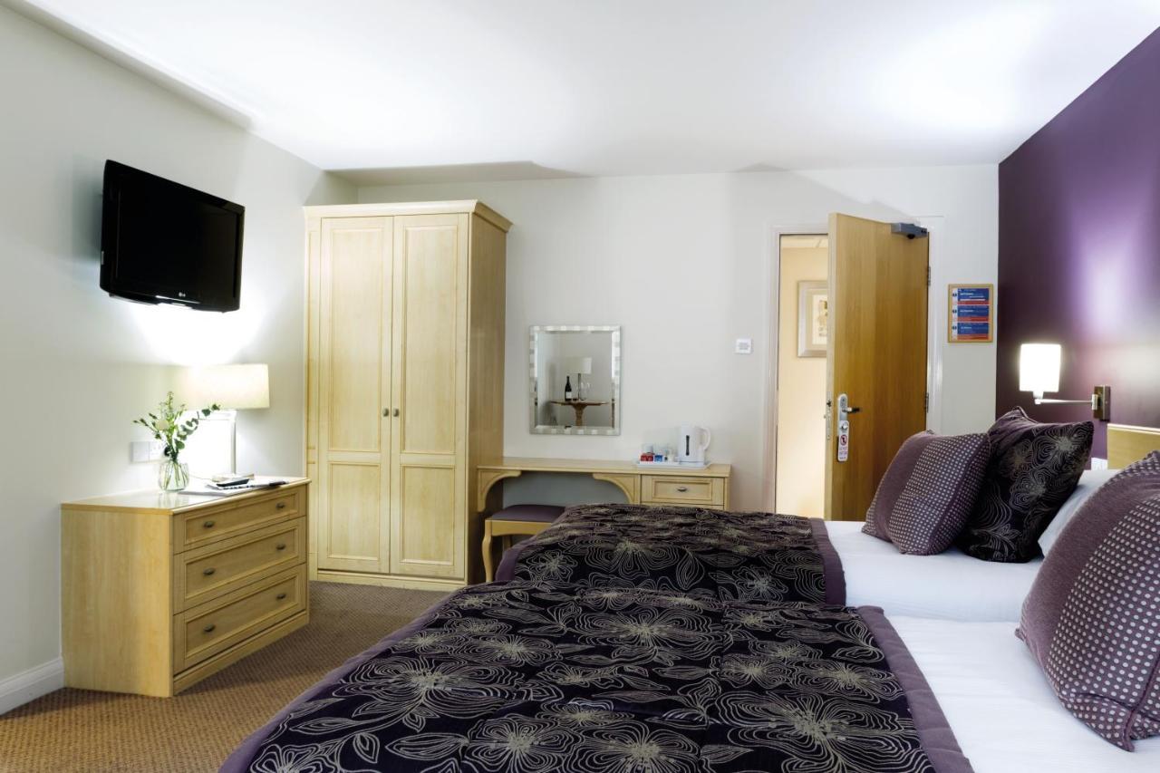 Burntwood Court Hotel بارنسلي المظهر الخارجي الصورة